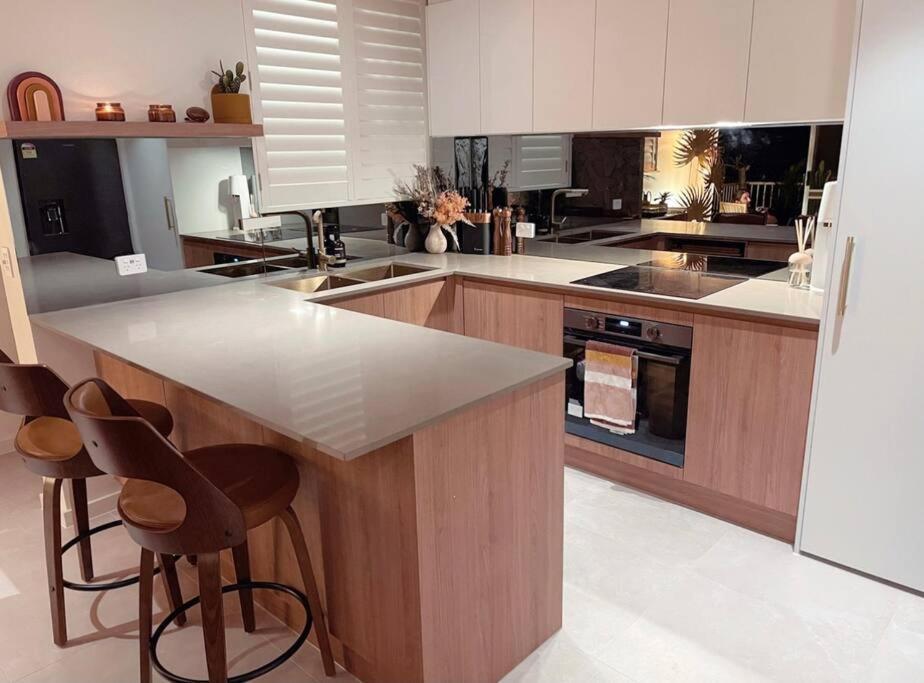 Chic Beachside Getaway 2Br 2Bath Fully Equipped Appartement Gold Coast Buitenkant foto